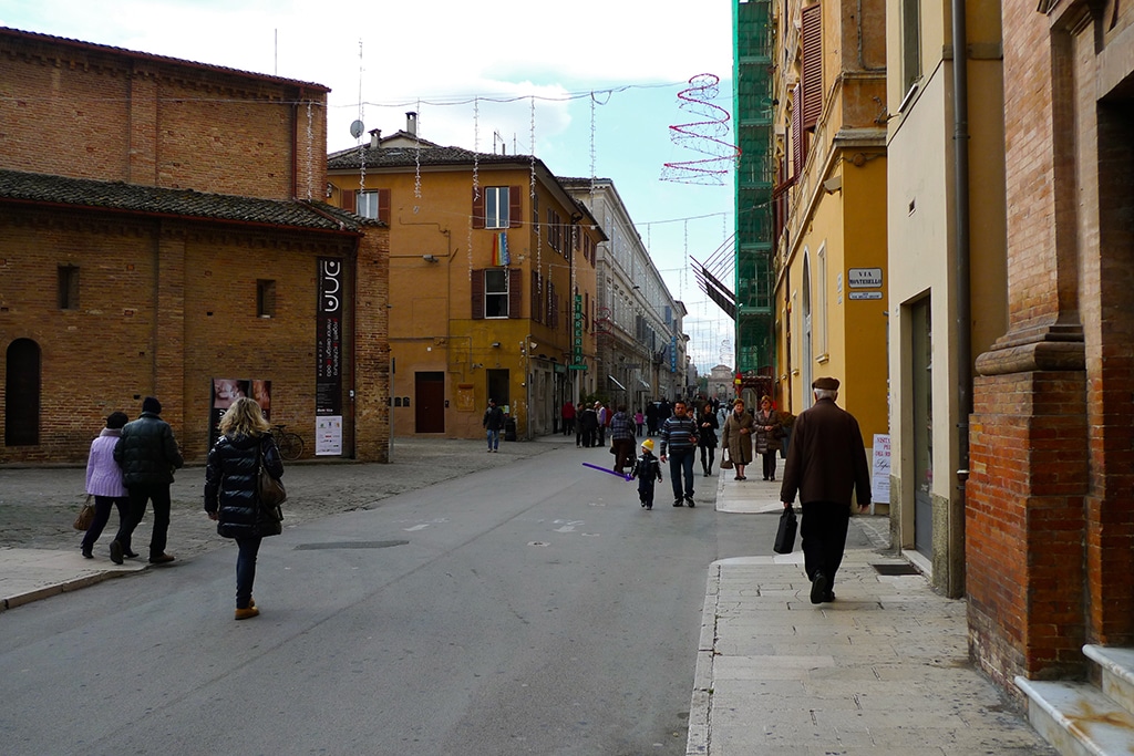 dna. veduta dal corso delle chiesa di San Nicolò e del banner sulla facciata.