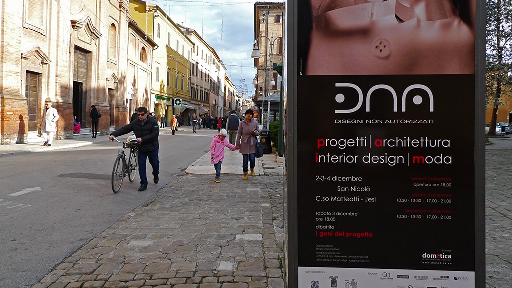 dna. banner pubblicitario all'ingresso lungo il corso di Jesi.