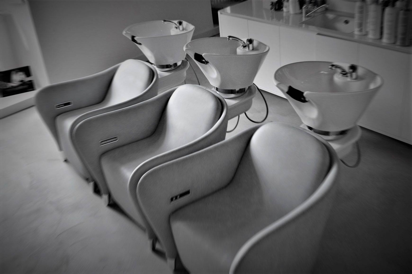 Arte e cura del capello. la zona lavaggio interamente arredata grazie all'azienda Maletti.