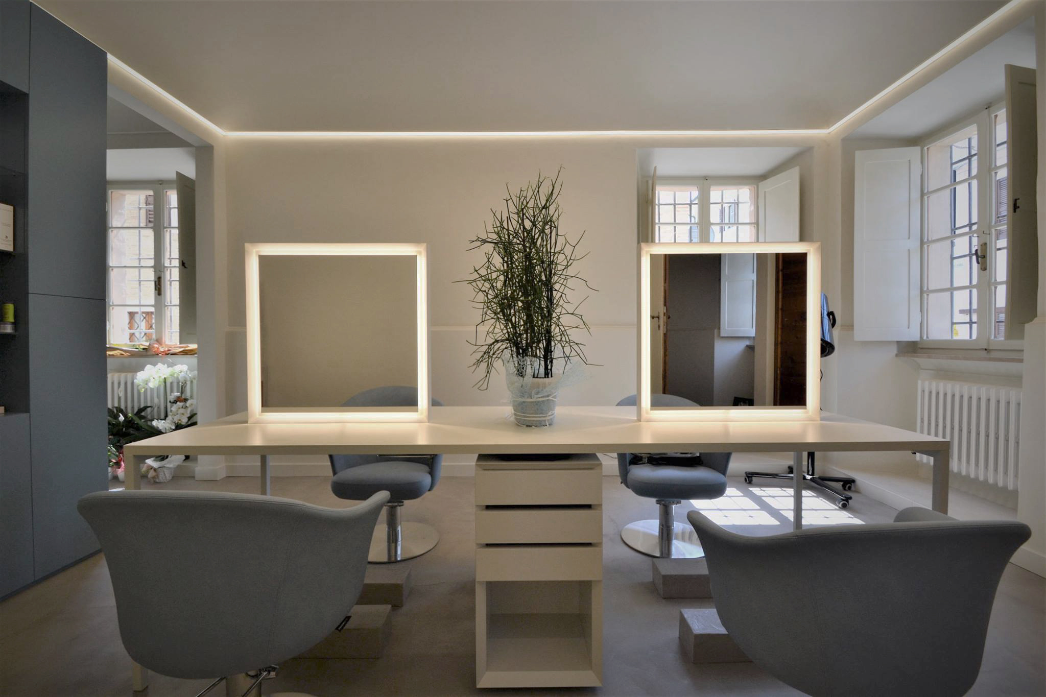 arte e cura del capello • francesco valentini | architetto regione marche - Questa è la zona stilistica, dove Ombretta fa tagli ed acconciature. La sala è concepita come un piccolo salottino dove le clienti posso chiacchierare tra di loro.