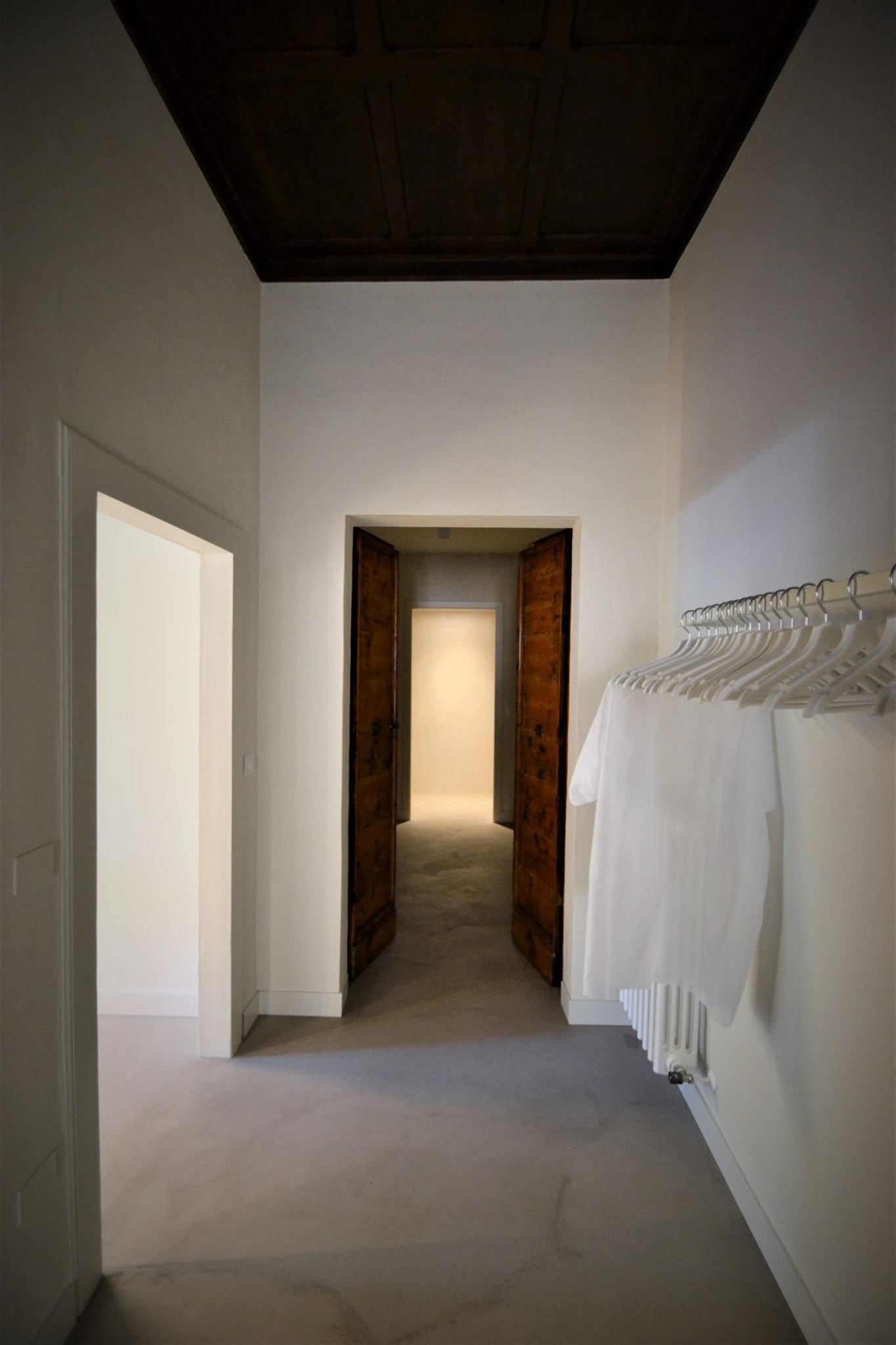 arte e cura del capello • francesco valentini | architetto regione marche - disimpegno che separa la sala attesa dalla zona colore e lavaggio. In fondo l'ingresso alla zona servizi.