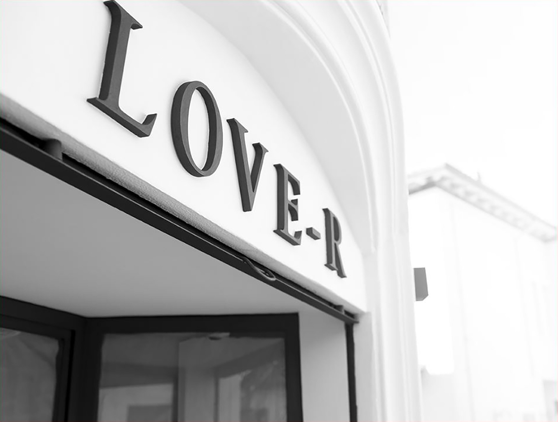 Love-r. la boutique è situata nel cuore di fano (Pesaro), nel centro storico, all'intersezione tra via Garibaldi e via Gallizi. In un edificio liberty dei primi del '900.