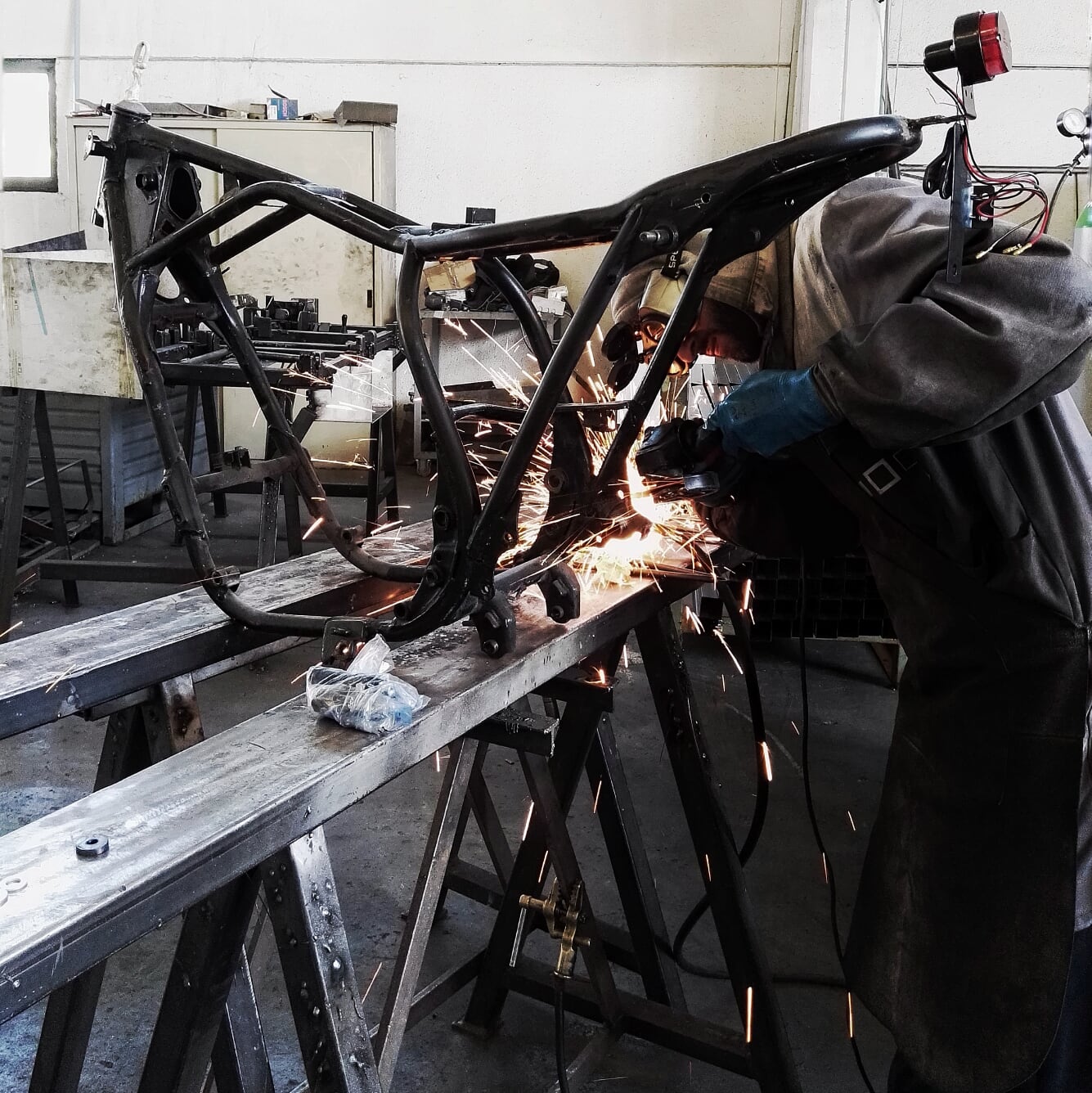 yamaha xj550. lavorazione al telaio in officina.