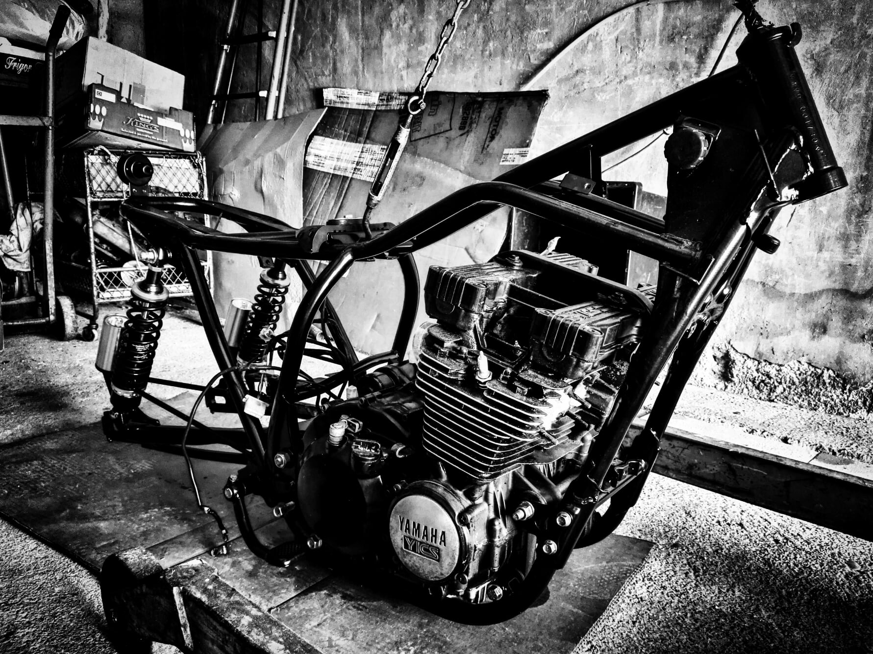 yamaha xj550. blocco motore montato sul telaio.