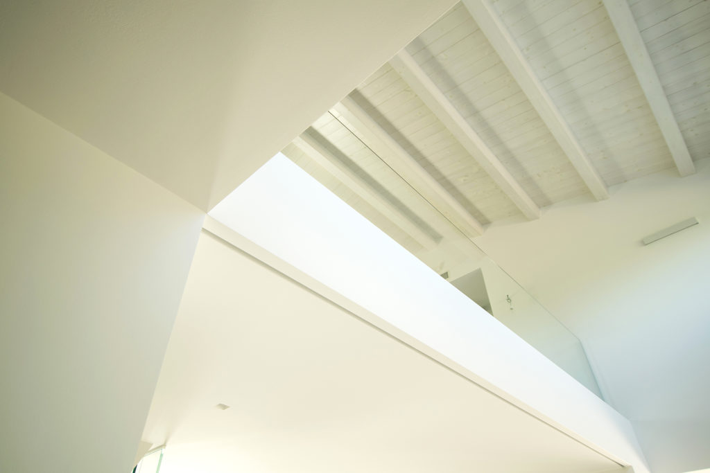 casa AI GR. veste total white per pareti e soffitto in legno. 