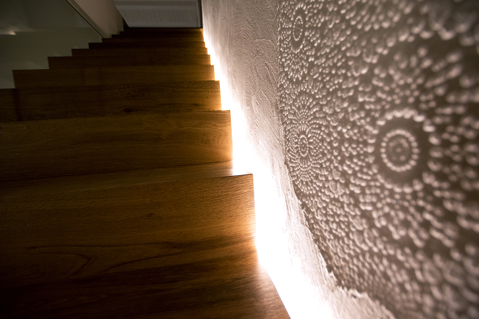 casa AI GR. particolare decoro della parete scala. La texture è stata creata utilizzando tovaglie in PVC e plastica.